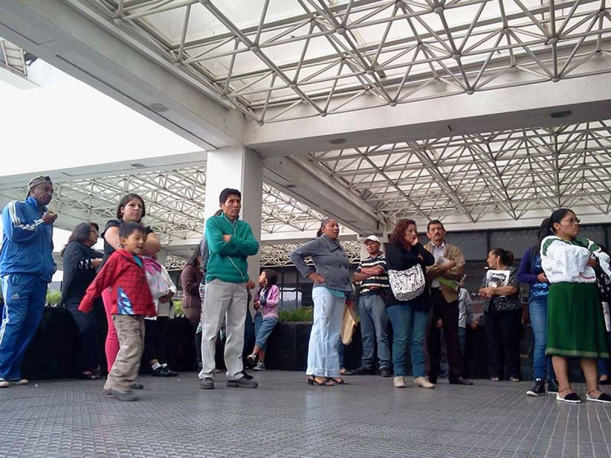Solo las personas que est&aacute;n realizando el tr&aacute;mite pueden ingresar al interior del edificio. Foto: Michelle Gachet / El Tel&eacute;grafo