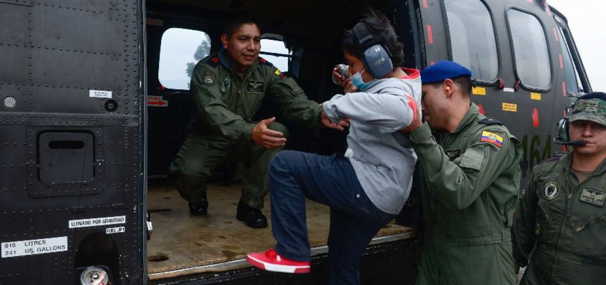 Ni&ntilde;os con c&aacute;ncer sobrevuelan capital ecuatoriana como "pilotos honorarios"