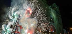 La quema del castillo, que es donada por un prioste, resulta ser la parte m&aacute;s importante de la fiesta.