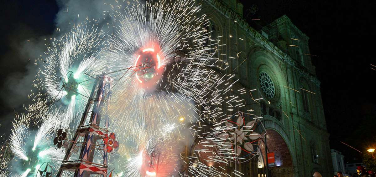 La quema del castillo, que es donada por un prioste, resulta ser la parte m&aacute;s importante de la fiesta.