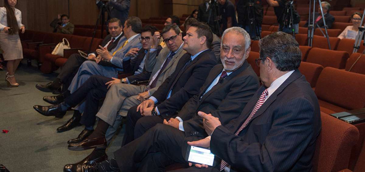 Carlos P&eacute;rez (centro), ministro de Hidrocarburos, junto con autoridades del sector.
