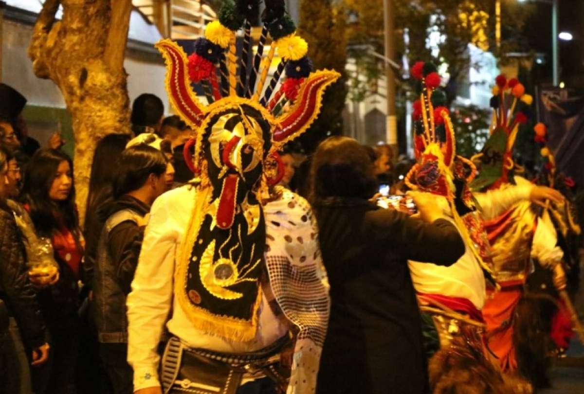La mascarada nocturna es un evento tradicional por las Fiestas de Quito