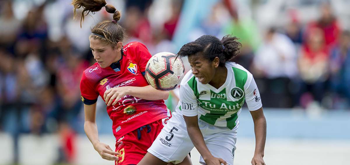 La jugadora de El Nacional, Mickaela Calisto (i), disputa el bal&oacute;n con una  futbolista del Am&eacute;rica, en Tumbaco.