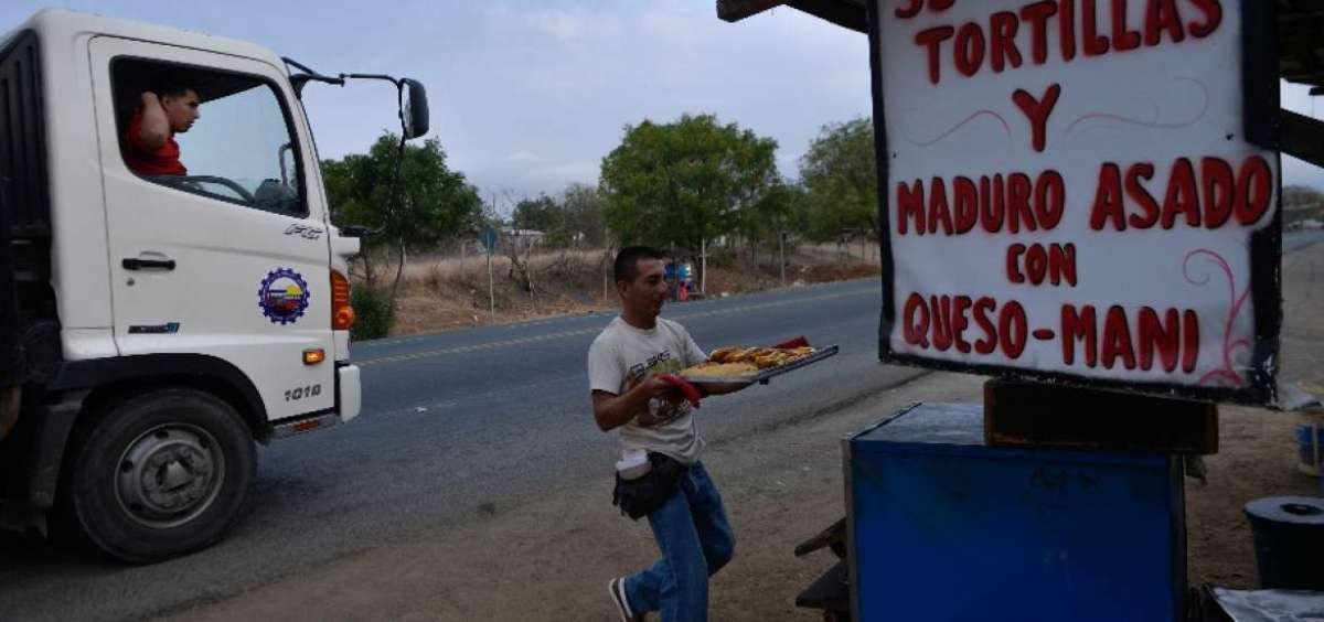 La venta de tortillas inicia pasadas las 06:00. Son decenas de personas las que al filo de la carretera se dedican a la comercializaci&oacute;n de los bocadillos.