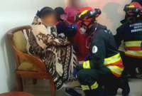 Bomberos atendieron a afectados por intoxicación en Quito.