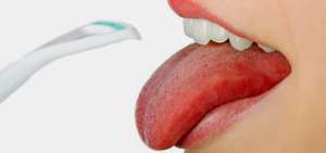 Cepille su lengua para combatir a las bacterias que causan mal aliento