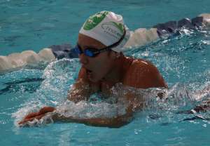 La nadadora ecuatoriana Samantha Ar&eacute;valo entrena para llegar a punto antes del Mundial de piscina corta en Doha. Foto: Cortes&iacute;a 