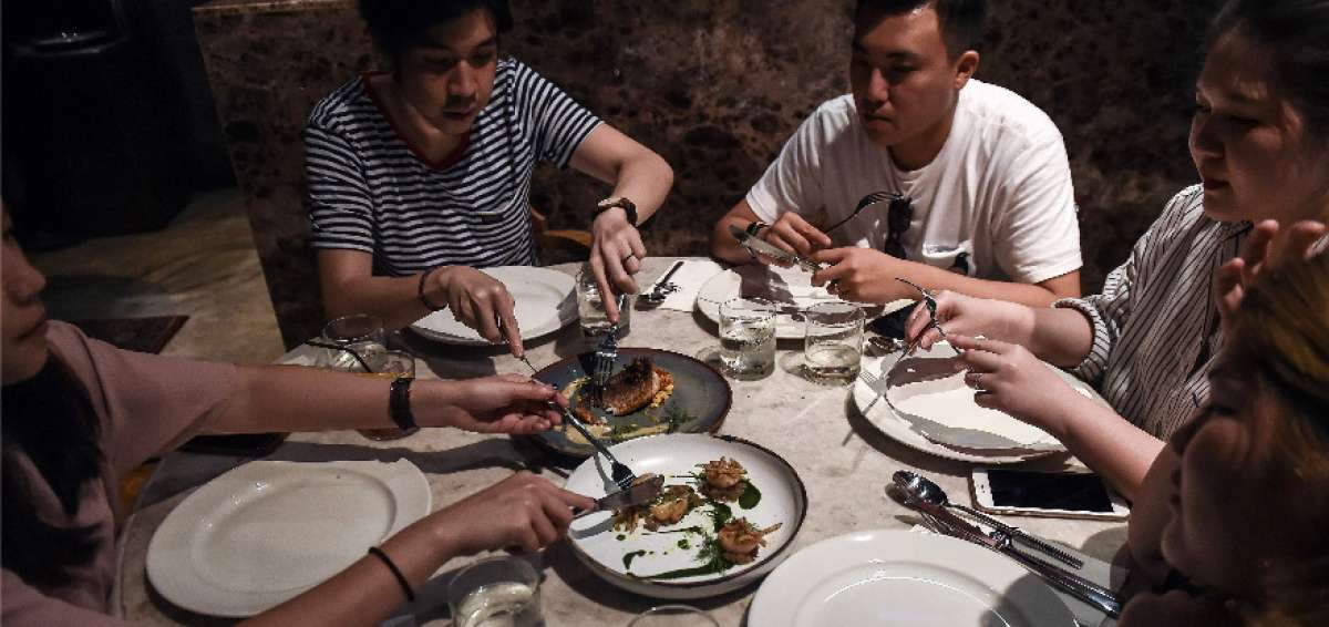 Poco a poco el fen&oacute;meno se extiende, sobre todo en Europa y en Estados Unidos, con emprendedores que comercializan aperitivos, suplementos alimenticios e incluso hamburguesas con insectos, como en Suiza, donde los supermercados Coop ya las han empezado a vender.