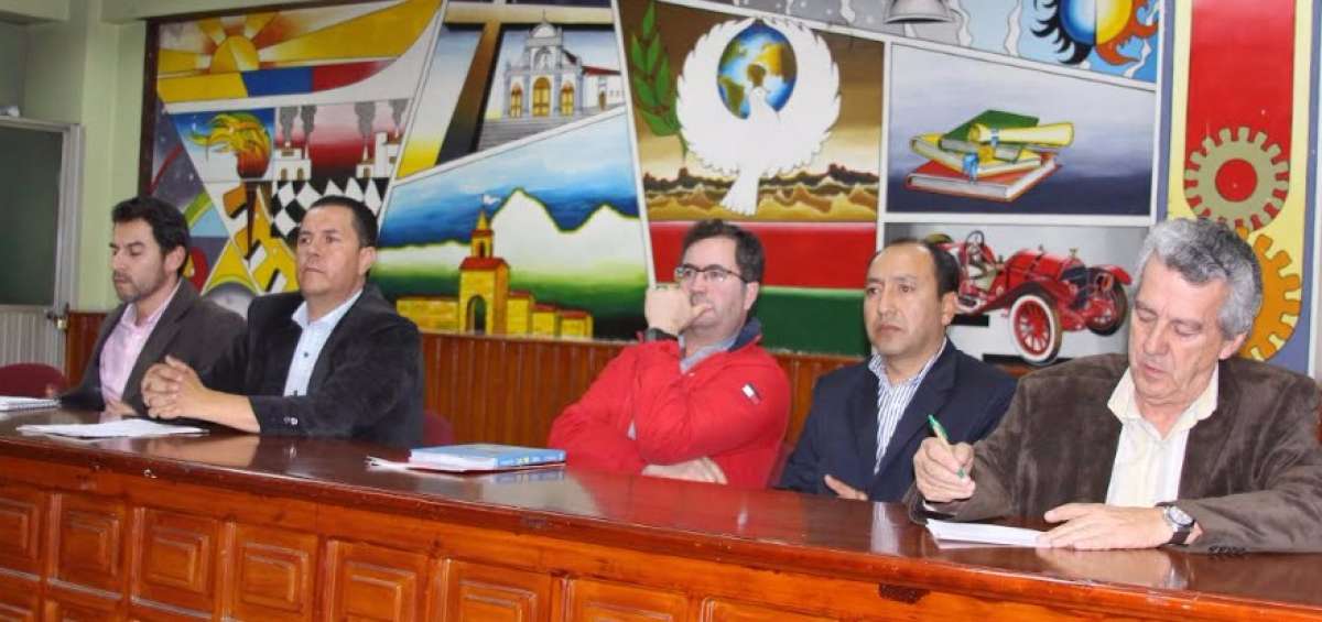 Robert Lude&ntilde;a (segundo desde la izquierda), presidente interino de la &lsquo;U&rsquo;, durante una reuni&oacute;n el mi&eacute;rcoles. 