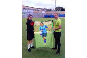Compa&ntilde;eras del club muestran una imagen con la foto de la futbolista accidentada. Foto: internet