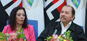 El presidente Daniel Ortega junto a su esposa y vicepresidenta, Rosario Murillo, que dirigen el pa&iacute;s, durante una rueda de prensa en Managua.