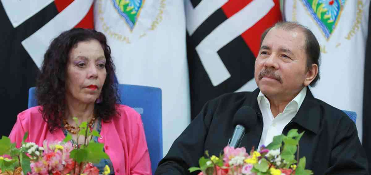 El presidente Daniel Ortega junto a su esposa y vicepresidenta, Rosario Murillo, que dirigen el pa&iacute;s, durante una rueda de prensa en Managua.