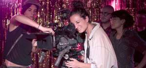 Micaela Rueda (centro) y Gabriela Calvache (derecha) en el rodaje de la cinta La mala noche
