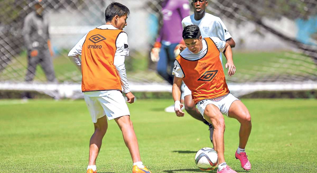 El volante argentino Diego Morales (d) volver&aacute; a ser titular contra Independiente del Valle, luego de reaparecer en el equipo contra Universidad Cat&oacute;lica. Foto: Miguel Jim&eacute;nez / El Tel&eacute;grafo