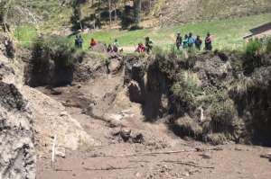La preocupaci&oacute;n de los pobladores tambi&eacute;n se enfoca en la dificultad que afrontan al cruzar de un extremo al otro, ya que la quebrada divide dos poblaciones. Foto: Elizabeth Maggi / El Tel&eacute;grafo