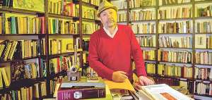 El autor en su biblioteca. All&iacute; ley&oacute; las 150 novelas que se postularon a la 20&ordf; edici&oacute;n del Premio de Novela R&oacute;mulo Gallegos, de la que fue jurado. Fernando Sandoval / El Tel&eacute;grafo