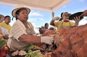 Rosa Otavalo prepar&oacute; un chancho de 180 libras con el acompa&ntilde;amiento de sus 5 hijos. Ella fue la representante de la ciudad de Cuenca. Foto: Jos&eacute; Luis Llivisaca.