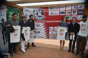 La ministra de Deporte, Catalina Ontaneda, junto a autoridades y organizadores de la competencia. FOTO: Cortes&iacute;a Ministerio del Deporte
