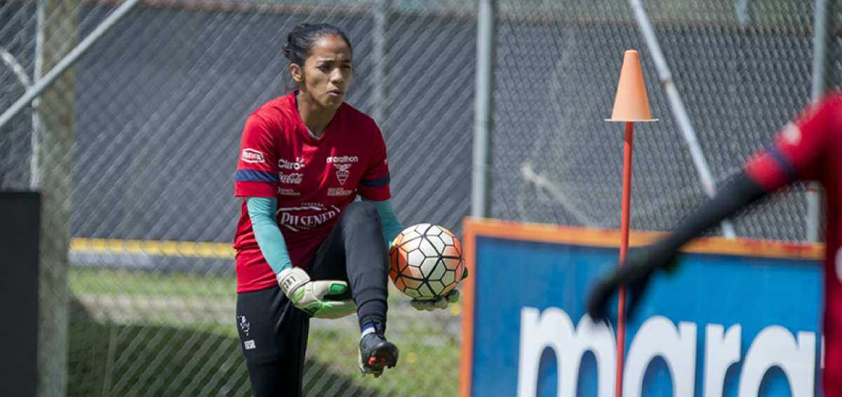 La guardameta Shirley Berruz durante un entrenamiento de la selecci&oacute;n ecuatoriana, en la Casa de la Selecci&oacute;n, antes de viajar a la Copa Am&eacute;rica.  
