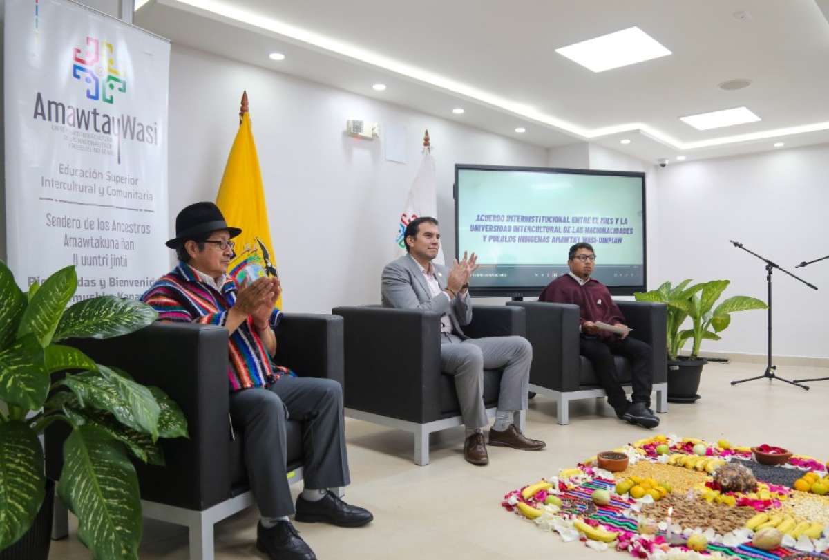 El Ministerio de Inclusión entregó un predio a la Universidad Amawtay Wasi.