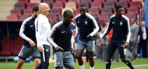 El volante franc&eacute;s N&rsquo;Golo Kant&eacute; (c), quien ser&aacute; titular hoy, durante un entrenamiento de la selecci&oacute;n en Mosc&uacute;.