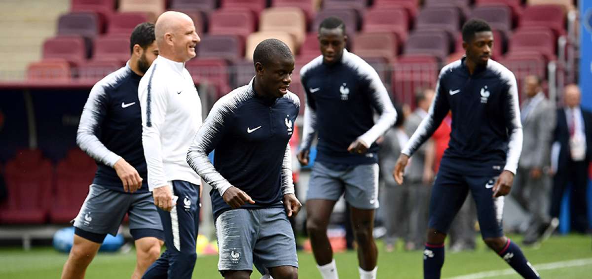 El volante franc&eacute;s N&rsquo;Golo Kant&eacute; (c), quien ser&aacute; titular hoy, durante un entrenamiento de la selecci&oacute;n en Mosc&uacute;.