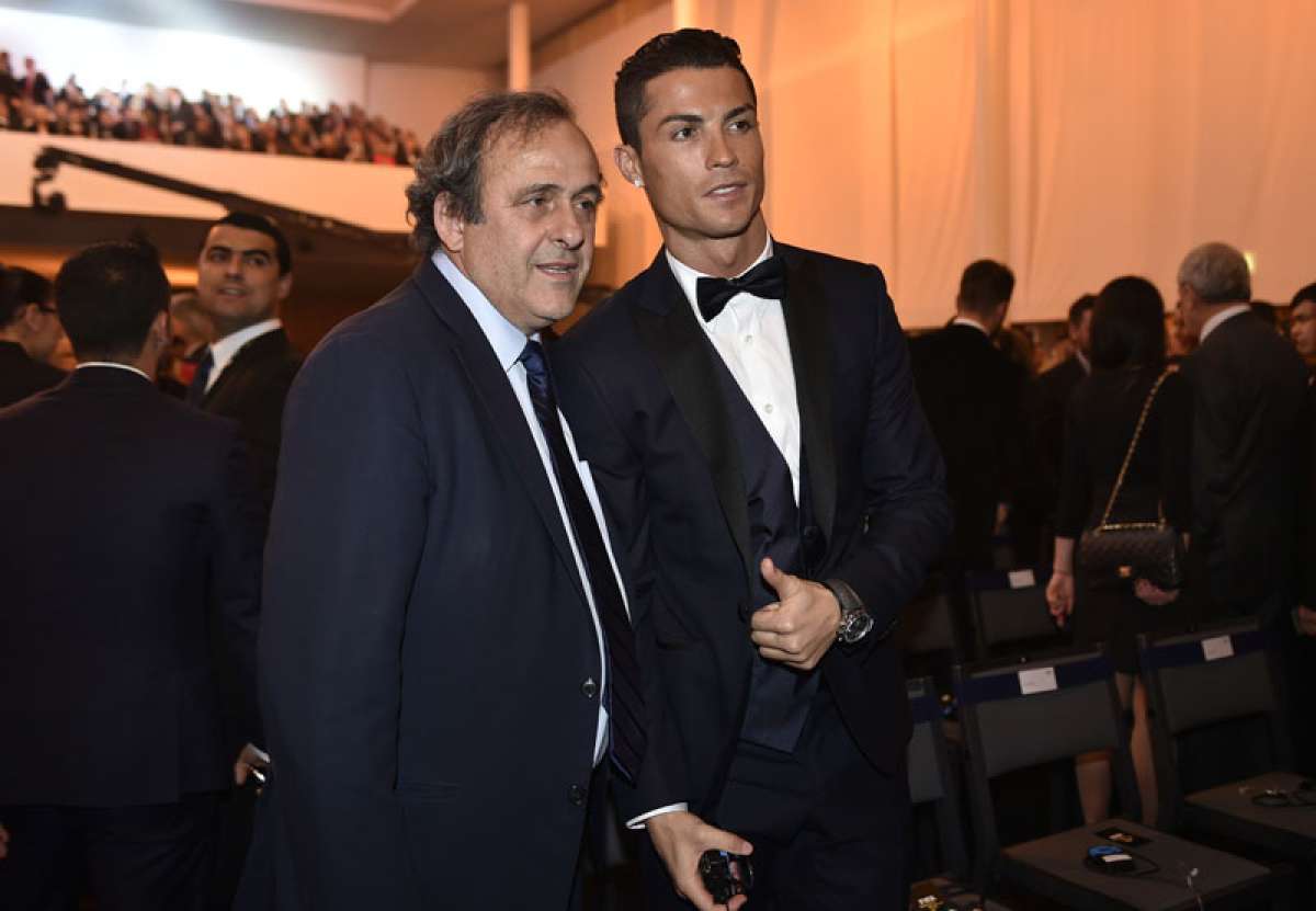 Michel Platini (i.) y Cristiano Ronaldo durante la ceremonia del Bal&oacute;n de Oro 2014. Foto: AFP