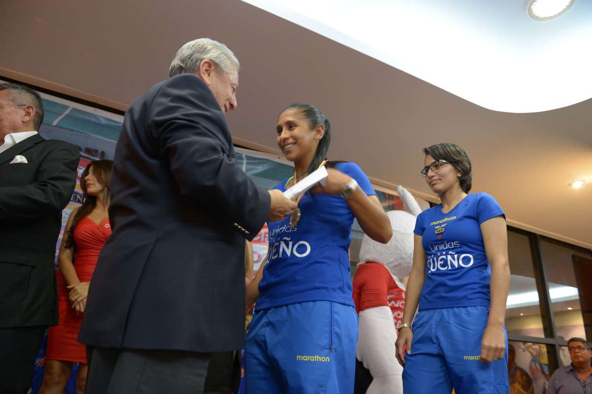 Luis Chiriboga (i.) entreg&oacute; medallas a cada una de las seleccionadas en reconocimiento al objetivo cumplido. Foto: Eduardo Escobar/El Tel&eacute;grafo