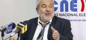 El consejero del CNE, Luis Verdesoto, durante la reuni&oacute;n que mantuvo la Funci&oacute;n Electoral y los representantes de los partidos y movimientos nacionales.