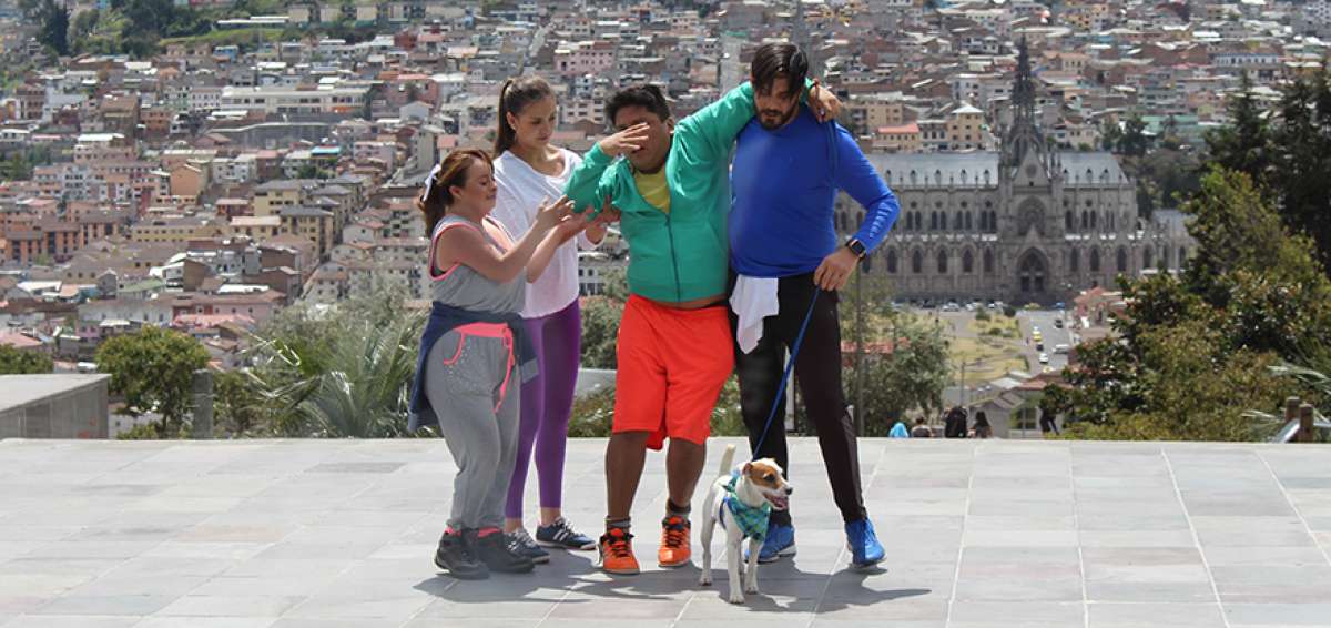 &rarr;Marcela Sampedro (izq), junto a los actores Jos&eacute; Pacheco y Frank Bonilla durante la filmaci&oacute;n en el parque Itchimb&iacute;a de la capital. 