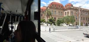 El bus de la l&iacute;nea 5, Totoracocha-Ba&ntilde;os, le permite a los pasajeros disfrutar de la arquitectura de Cuenca. En la foto se aprecia el edificio del colegio Benigno Malo. 
