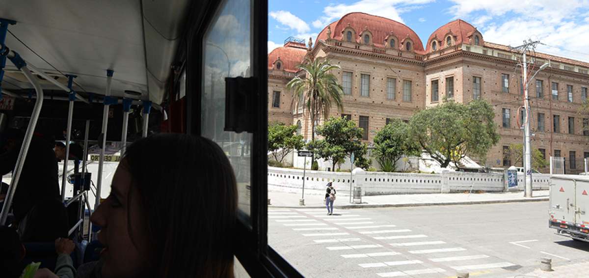 El bus de la l&iacute;nea 5, Totoracocha-Ba&ntilde;os, le permite a los pasajeros disfrutar de la arquitectura de Cuenca. En la foto se aprecia el edificio del colegio Benigno Malo. 