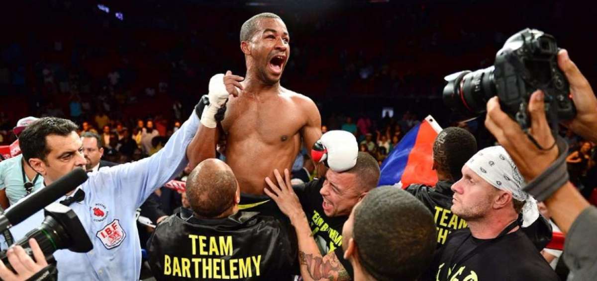 El equipo de Barthelemy celebra la obtenci&oacute;n del t&iacute;tulo luego de la pelea realizada en Las Vegas. El cubano venci&oacute; al ruso Shafikov por decisi&oacute;n de los jueces.   