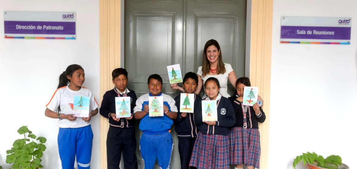 Mar&iacute;a Fernanda Pacheco, presidenta del Patronato Municipal, en compa&ntilde;&iacute;a de estudiantes de un Guagua centro, en su despacho.