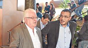 El ministro de Defensa y exalcalde de Cuenca, Fernando Cordero, particip&oacute; en la reuni&oacute;n con representantes de la ciudad. Foto: Fernando Machado / El Tel&eacute;grafo
