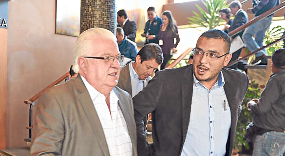 El ministro de Defensa y exalcalde de Cuenca, Fernando Cordero, particip&oacute; en la reuni&oacute;n con representantes de la ciudad. Foto: Fernando Machado / El Tel&eacute;grafo