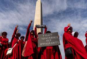 Cientos de personas marcharon en Washington contra el gobierno de Donald Trump.