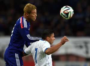 Keisuke Honda (i.) fue uno de los jugadores m&aacute;s destacados del encuentro e hizo un gol. Foto: AFP