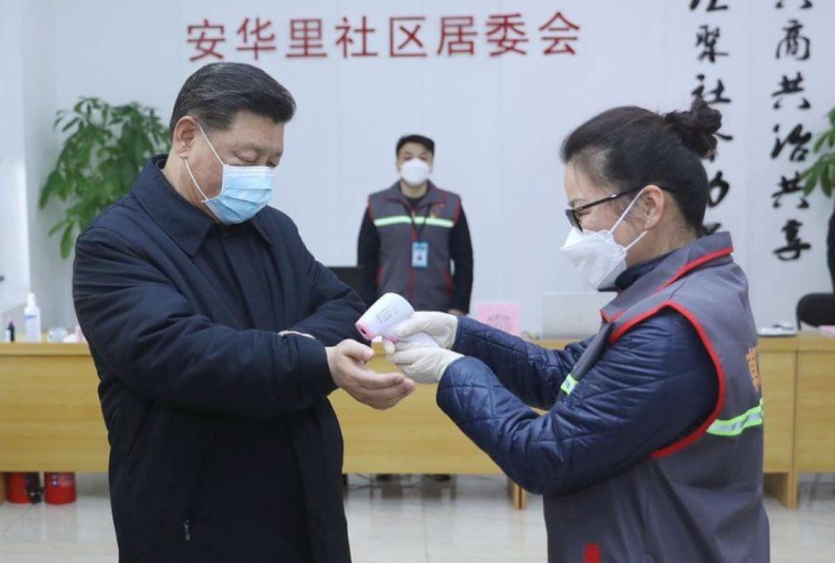 Xi Jinping, presidente de China, visita un hospital en el tiempo de pandemia
