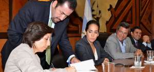En 2013, Mar&iacute;a de los &Aacute;ngeles D. (izq), Viviana B (derecha). y Walter S. firmaron un acuerdo por el dragado del r&iacute;o Guayas. Ahora los tres son indagados.