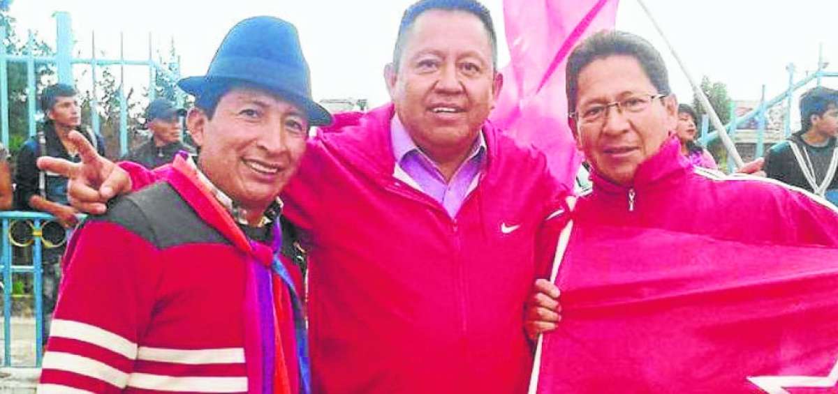 Cajilema (centro) junto a otros dirigentes.