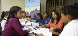 Aracely Basurto aconseja a las madres sobre el beneficio de leer un libro en el que explica de forma did&aacute;ctica sobre la diabetes.