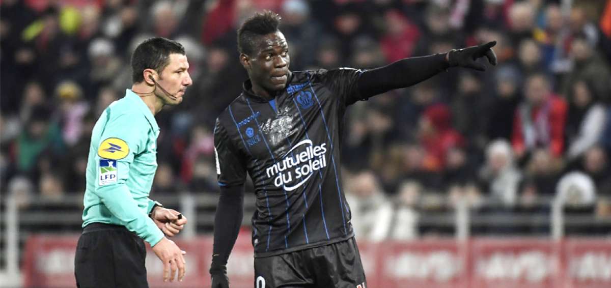 Balotelli dialogando con el &aacute;rbitro.