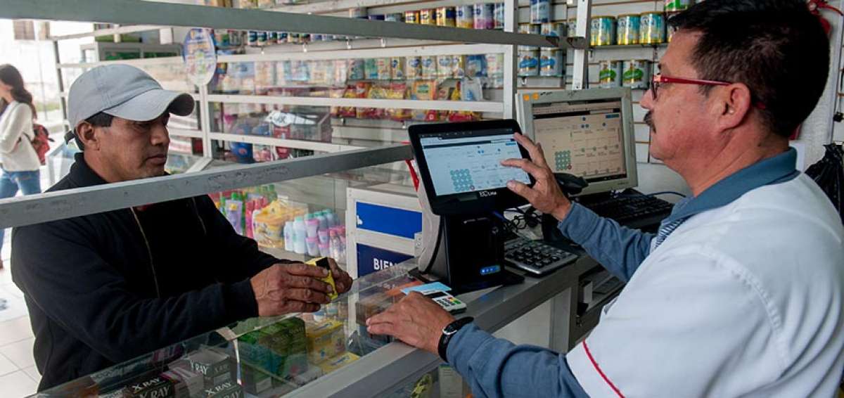 La farmacia ha incrementado sus ventas y oferta de productos gracias a sistemas de pago digitales y con tarjetas de cr&eacute;dito.