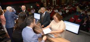 Funcionarios de la Judicatura entregaron una carta de agradecimiento por sus a&ntilde;os de servicio y roles de pago a los extrabajadores de la Funci&oacute;n Judicial.