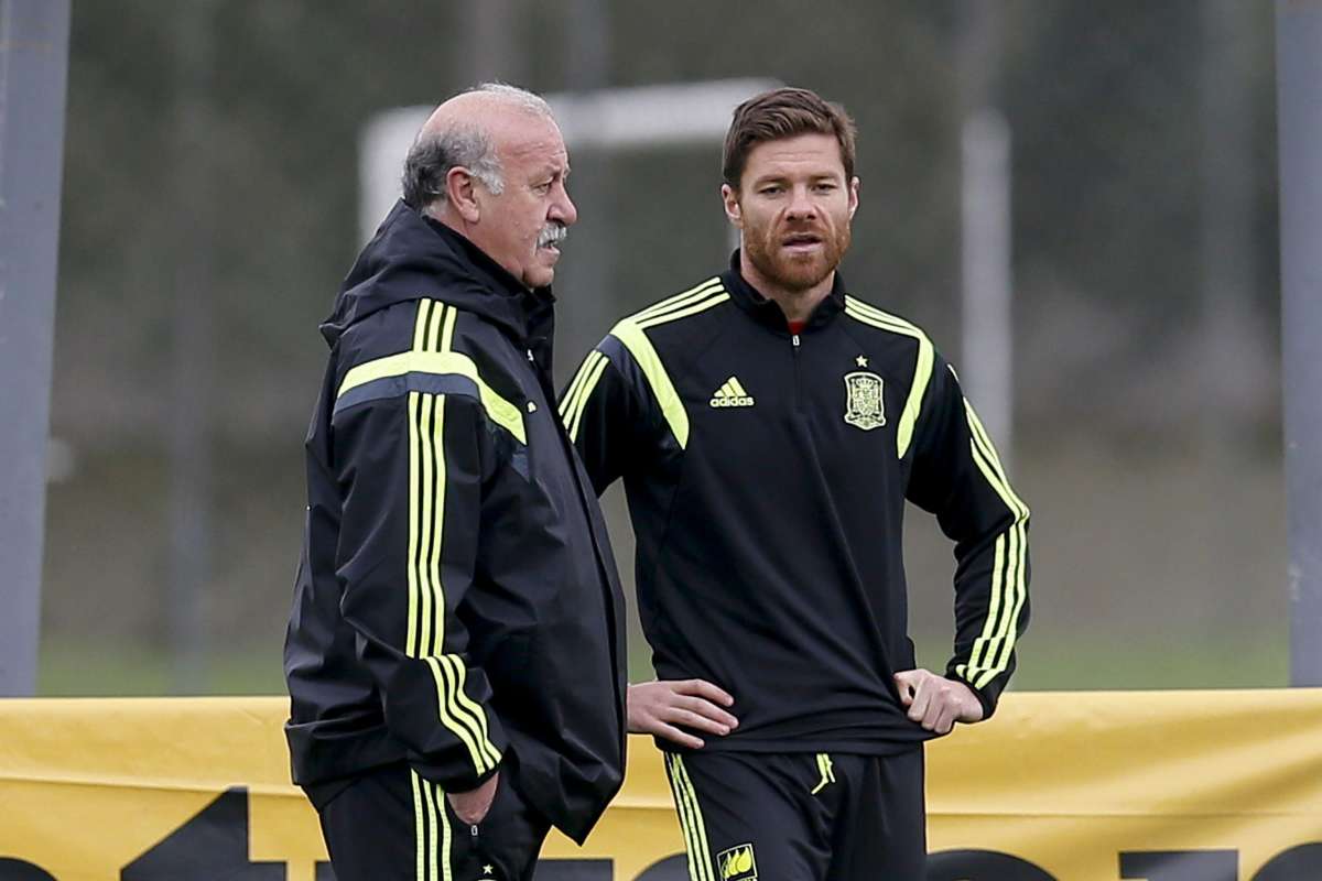 Xabi Alonso (d.) dialoga con Vicente Del Bosque en uno de los entrenamientos de Espa&ntilde;a. Foto: EFE