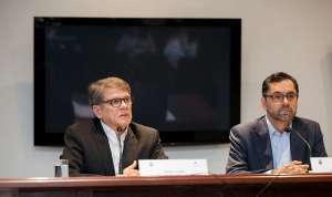 El canciller subrogante Xavier Lasso (i), durante la rueda de prensa. Foto: Canciller&iacute;a 