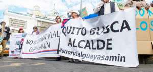 Mientras el Concejo sesionaba, decenas de personas se manifestaban en contra de los proyectos Guayasam&iacute;n y Quitocables frente a la Alcald&iacute;a.