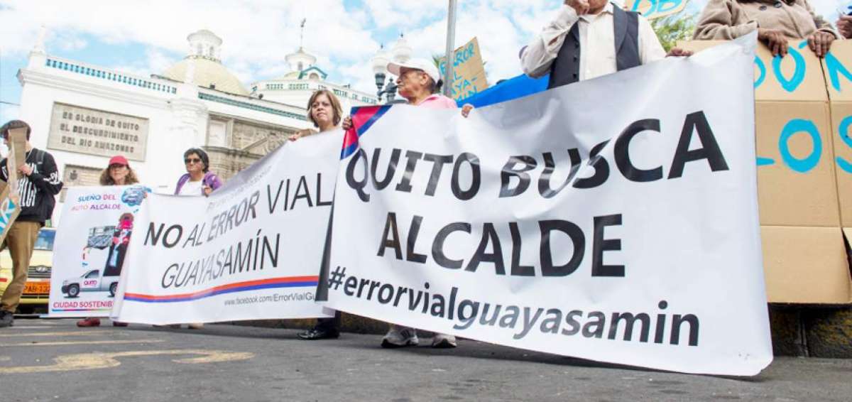 Mientras el Concejo sesionaba, decenas de personas se manifestaban en contra de los proyectos Guayasam&iacute;n y Quitocables frente a la Alcald&iacute;a.
