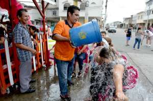 El carnaval se vivi&oacute; en diferentes zonas de Guayaquil, donde grupos de amigos se arrojaron agua entre s&iacute;. Foto: Miguel Castro / El Tel&eacute;grafo